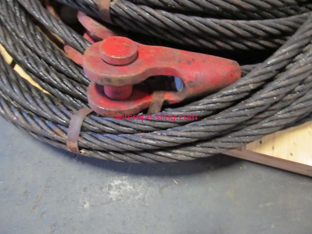 Las eslingas apretadas de la cuerda de alambre de la estructura, el cable de acero lanzan los extremos de Crosby con una honda